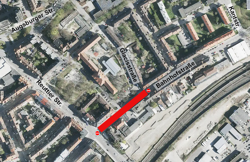 Luftbild von der Bahnhofstraße mit roter Markierung des gesperrten Bereiches