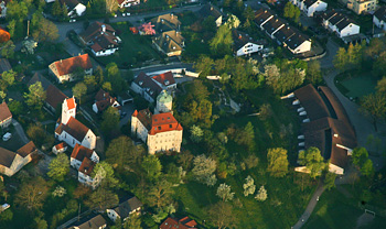 Luftbild mit Blick auf das Schloss in Reutti