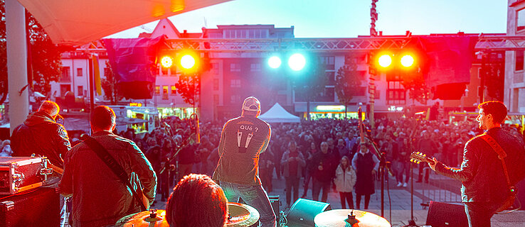 Auftritt einer Rockband vor Publikum auf dem Rathausplatz