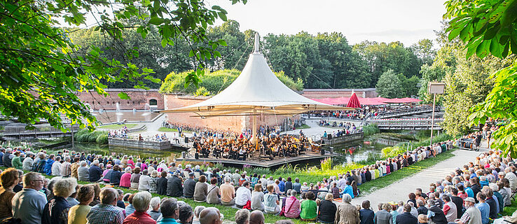 Open-Air-Konzert auf der Bühne im Glacis-Park